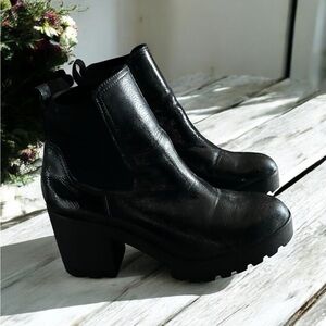 Aldo Platform Ankle Boot. Faux Textured Patent Leather. Like New. Size 7.5